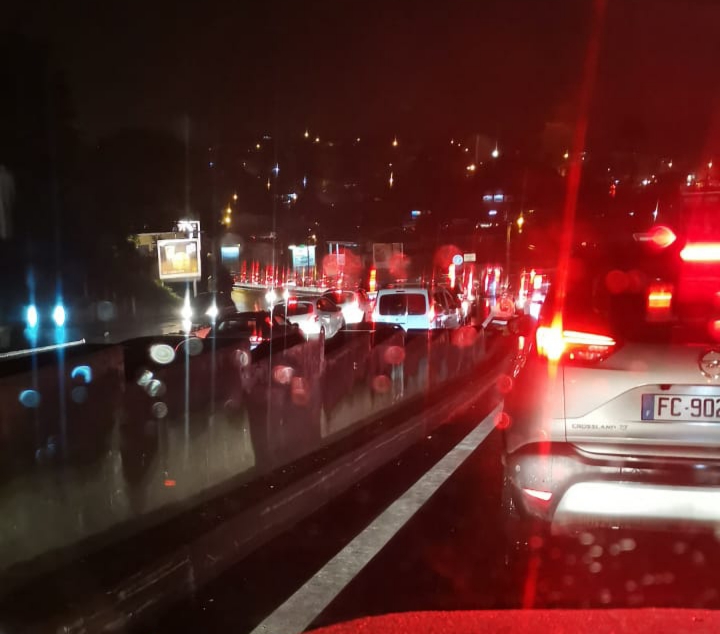 Voiture En Feu Sur La Rocade De Fort De France En Direction Du Lamentin